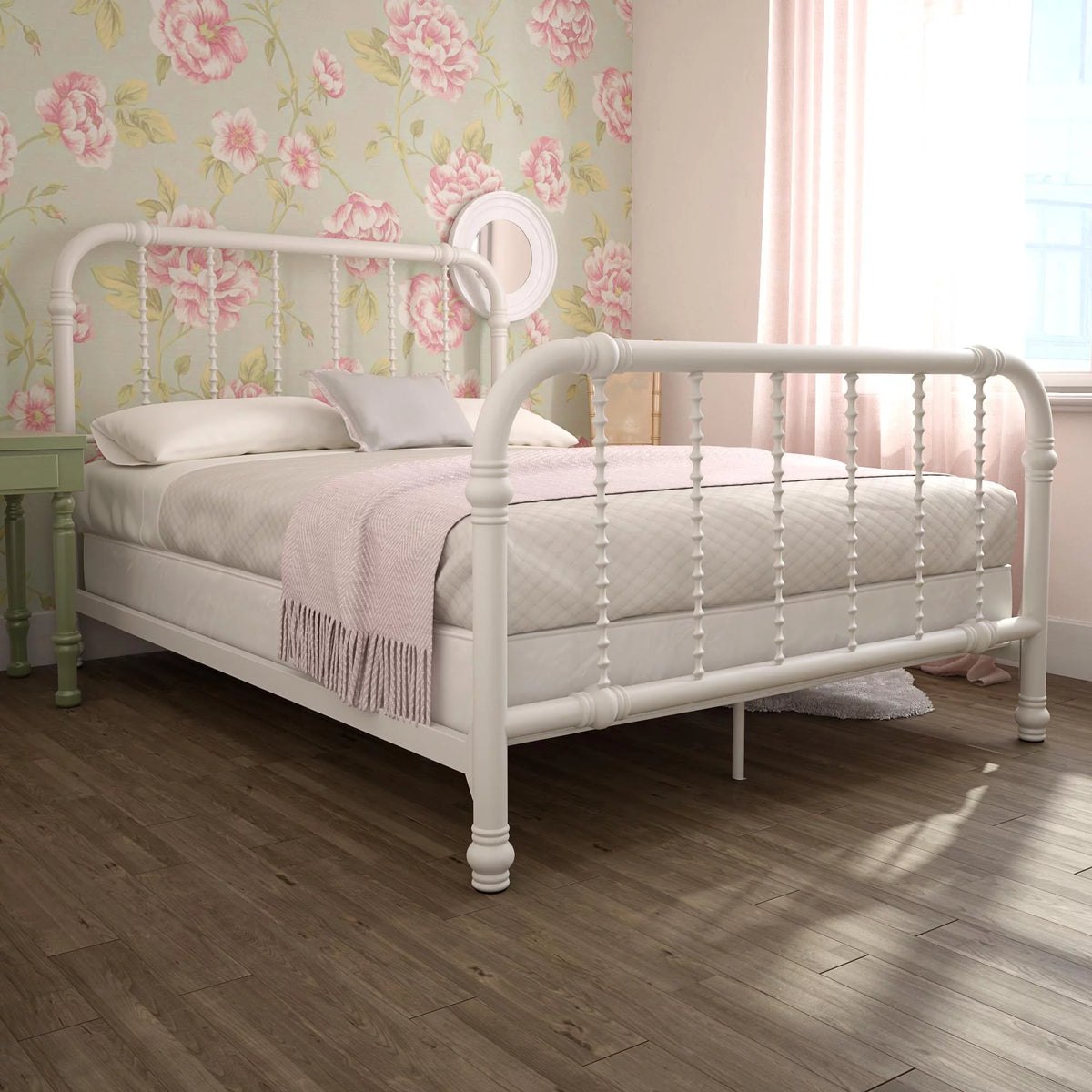 White Metal Bed E814