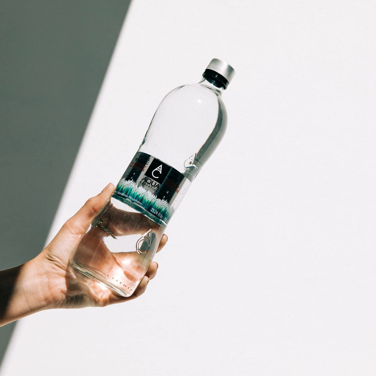 750 ml / 25.36 oz. (12 Pack) Natural Sparkling Mineral Spring Water in Glass Bottles A726